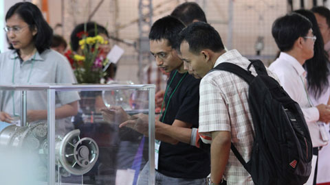 Pameran ini memberikan sarana bagi para pengunjung untuk mengetahui lebih jauh tentang produk dan solusi Hitachi.