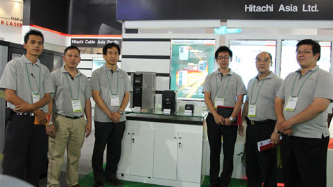 Sales staff Hitachi di pameran Electric, Power & Renewable Energy Indonesia 2011 yang ke 15 
