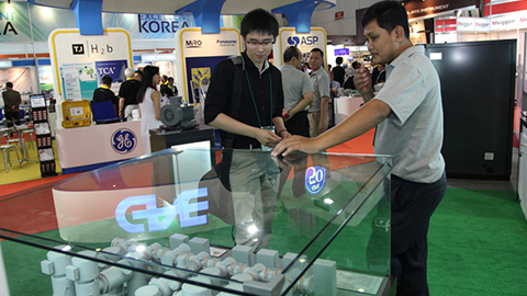 A Hitachi representative explaining about Hitachi’s power solutions to a visitor